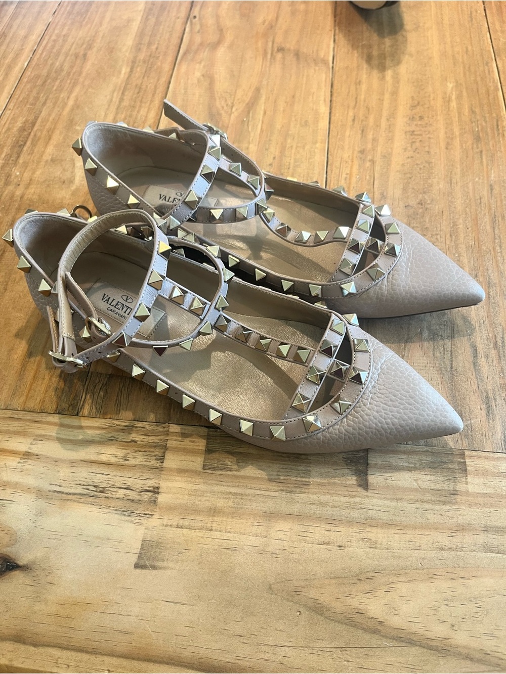 Valentino Garavani Taupe Pyramid-Stud T-Strap Pointed Flats - Picture 3 of 7